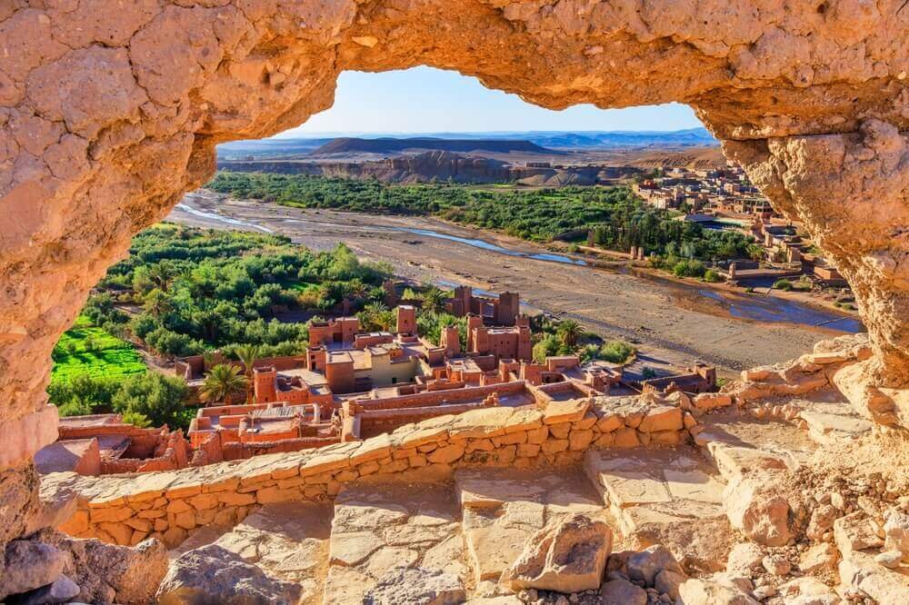 Vista de la ciudad de Ouarzazate durante un tour de 3 días desde Marrakech, mostrando su arquitectura y paisajes desérticos.  - View 1